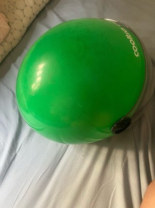 Casco de moto verde con visera