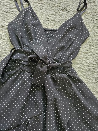 Vestido negro con lunares blancos
