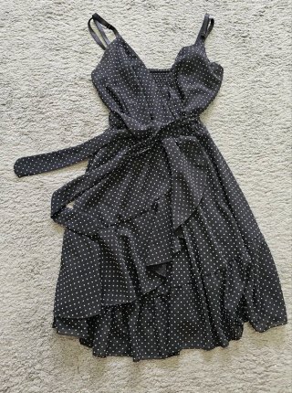 Vestido negro con lunares blancos