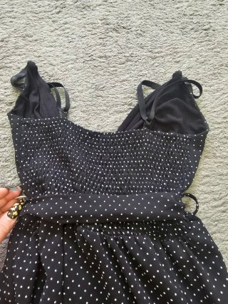 Vestido negro con lunares blancos