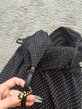 Vestido negro con lunares blancos