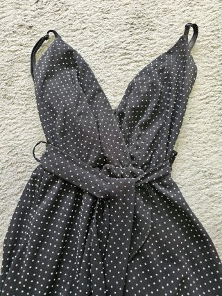 Vestido negro con lunares blancos