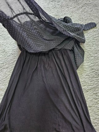 Vestido negro con lunares blancos