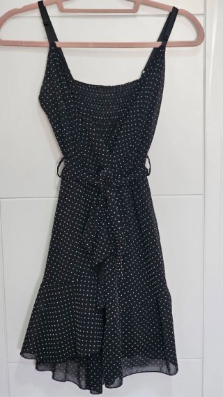 Vestido negro con lunares blancos