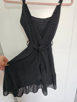 Vestido negro con lunares blancos