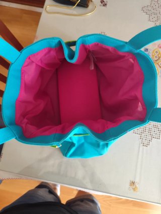 Bolso azul con detalles fucsia