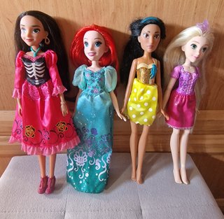 Lote piscina Barbie + 4 muñecas Disney