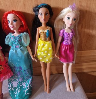 Lote piscina Barbie + 4 muñecas Disney