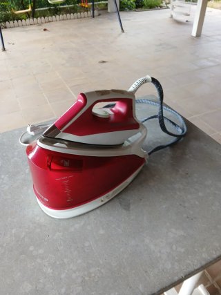 Plancha de vapor Rowenta,tiene la salida de vapor,