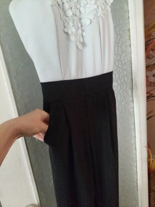 Mono elegante blanco y negro