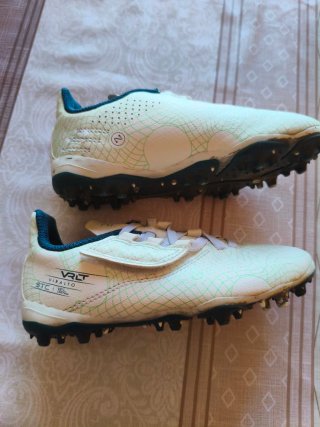 Lote 2 pares zapatillas fútbol beige/verde kipsta