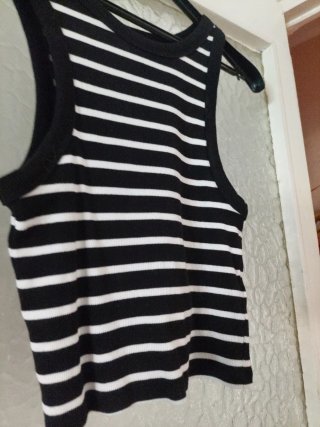 Camiseta de rayas blanca y negra