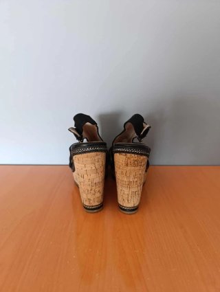 Sandalias negras cuña tiras
