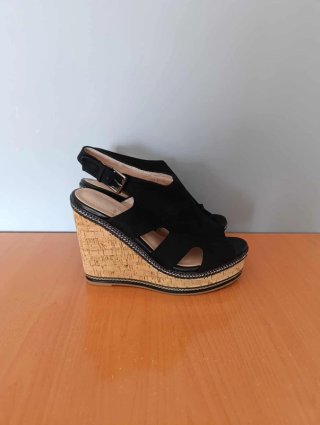 Sandalias negras cuña tiras