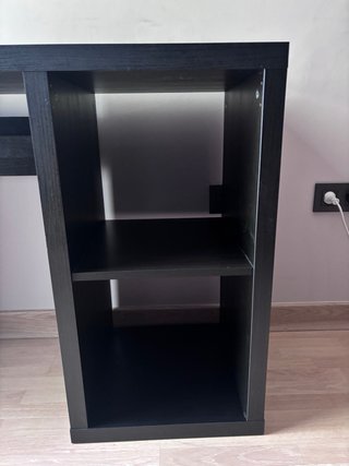 Escritorio negro con estanterías de ikea Kallax