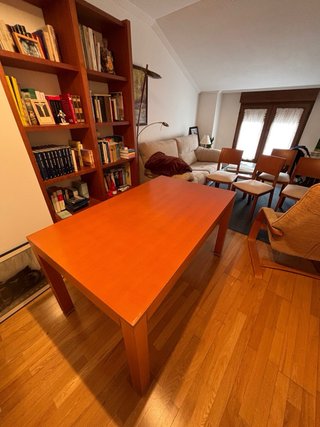 Mesa de madera de comedor