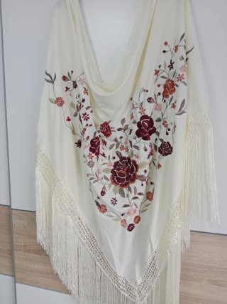 Mantón grande bordado