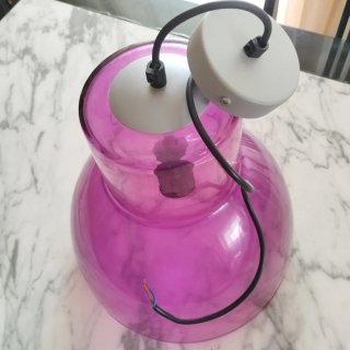 Lámpara colgante rosa y gris de plástico