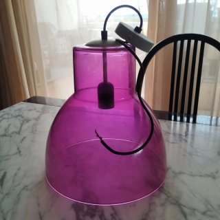 Lámpara colgante rosa y gris de plástico