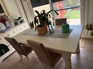 Mesa de comedor de madera