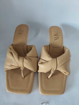 Sandalias de tacón de chica N°40 de Zara.