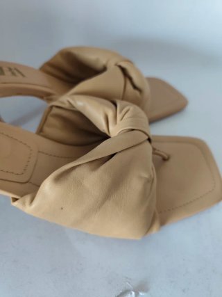 Sandalias de tacón de chica N°40 de Zara.