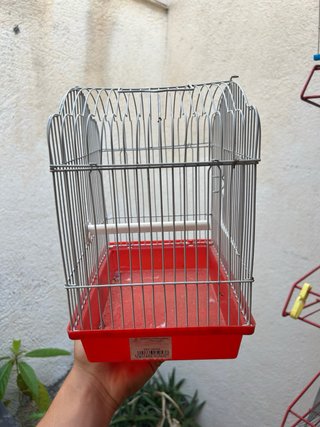 Jaula para pájaros con suelo rojo