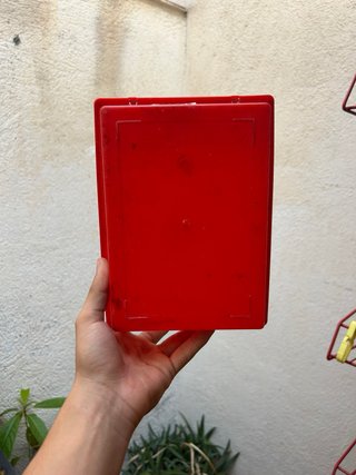 Jaula para pájaros con suelo rojo