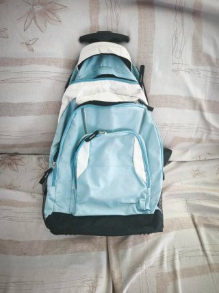 Mochila con ruedas azul y blanca