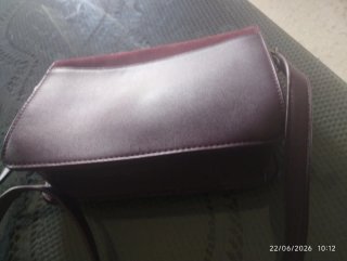 Bolso cartera rosa con cierre dorado