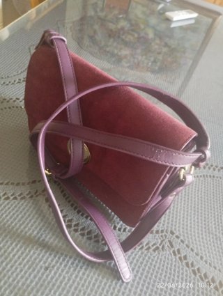 Bolso cartera rosa con cierre dorado