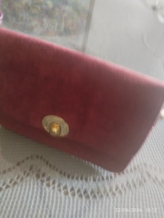 Bolso cartera rosa con cierre dorado