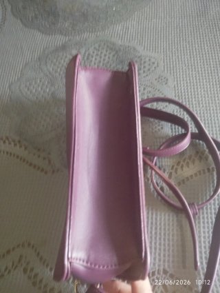 Bolso cartera rosa con cierre dorado