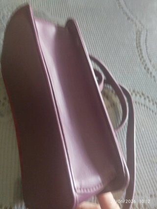 Bolso cartera rosa con cierre dorado