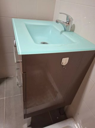 Mueble de baño marrón lacado sin lavabo