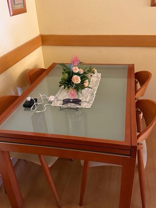 Mueble comedor + mesa y 4 sillas