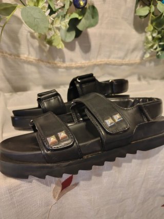 Sandalias negras plataforma tachuelas T39