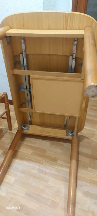 Mesa de comedor extensible y 4 sillas. De roble