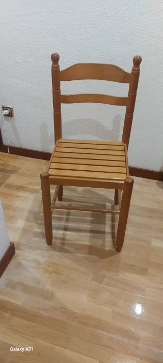 Mesa de comedor extensible y 4 sillas. De roble