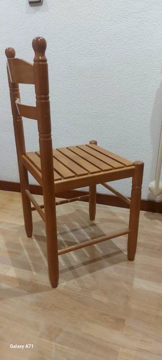 Mesa de comedor extensible y 4 sillas. De roble