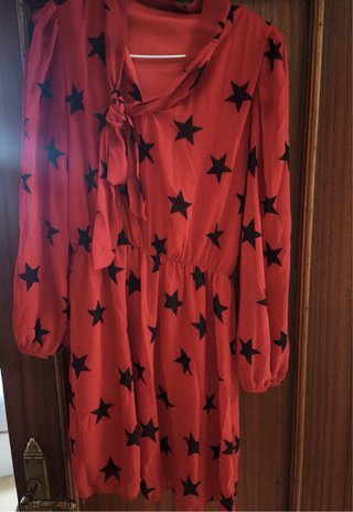 Vestido rojo y corto con estrellas