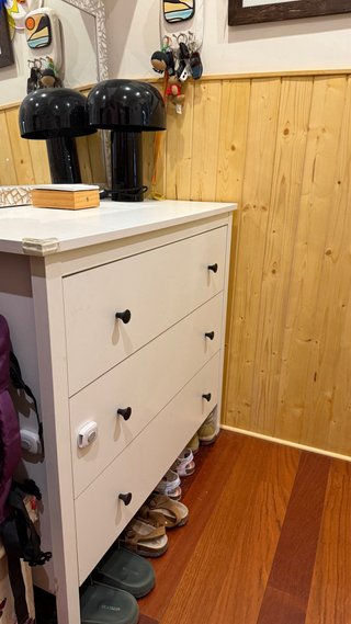 Cajonera blanca de madera