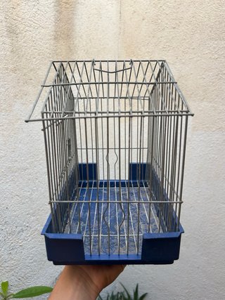 Jaula para pájaros azul y plateada
