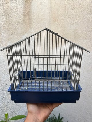 Jaula para pájaros azul y plateada