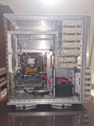 Chasis PC Gigabyte gran torre