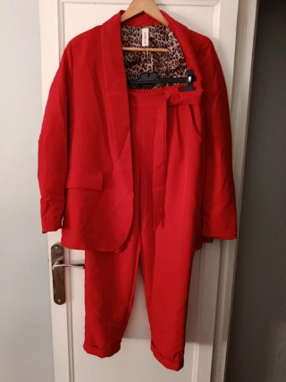 Traje de mujer rojo