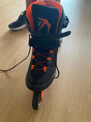 Patines en línea negros y naranjas número 45
