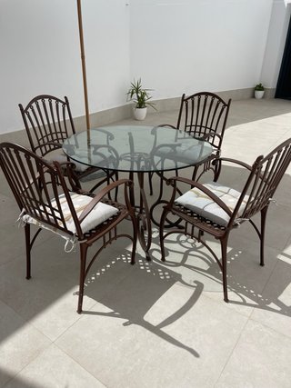 Mesa y 4 sillas de hierro forjado de buena calidad