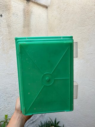 Jaula para pájaros verde y blanca