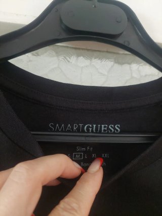 Camiseta Guess Negra Logo Triángulo